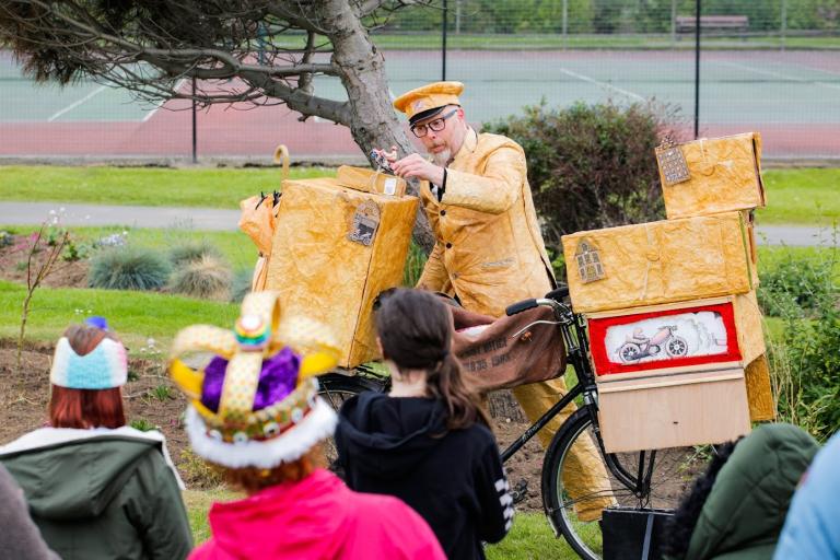 Puppets theatre performer entertaining children in Zetland Park.