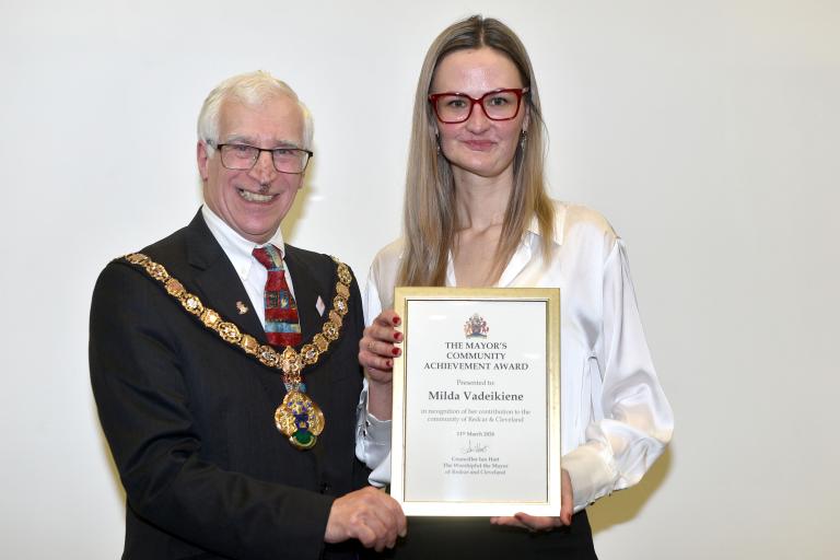 The Mayor presenting the award to Milda